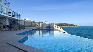 An infinity pool - 1 Bright Point Apartment 5301 (Nelly Bay)