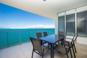 Outdoor dining - 1 Bright Point Apartment 5301, 146 Sooning St-BOM (Nelly Bay)