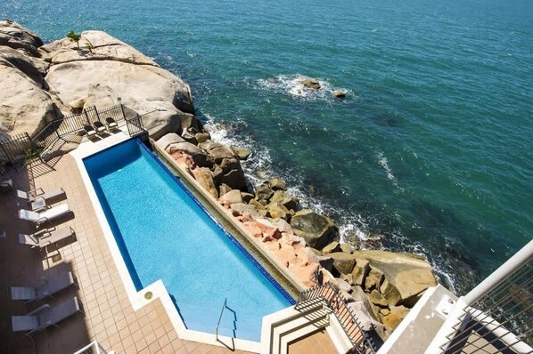 An infinity pool - 1 Bright Point Apartment 5301, 146 Sooning St-BOM (Nelly Bay)