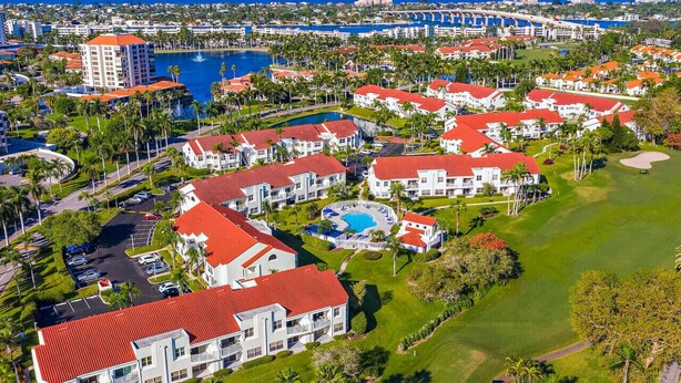 Ein Resort mit mehreren Gebäuden, einem zentralen Pool und einem Golfplatz.