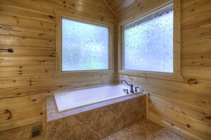 Cabin, Multiple Beds, Non Smoking | Bathroom | Towels