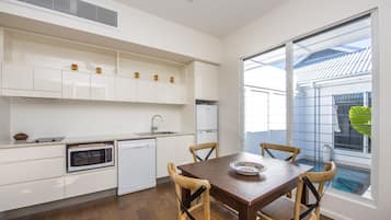 Réfrigérateur, micro-ondes, plaque de cuisson, lave-vaisselle