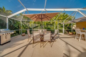 Outdoor dining - Family-Friendly Pool Retreat for You & Your Fur Baby 🐾 | Villa Hideaway – Roelens Vacations (Cape Coral)