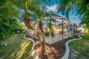 Property grounds - Family-Friendly Pool Retreat for You & Your Fur Baby 🐾 | Villa Hideaway – Roelens Vacations (Cape Coral)