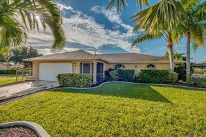 Exterior - Family-Friendly Pool Retreat for You & Your Fur Baby 🐾 | Villa Hideaway – Roelens Vacations (Cape Coral)