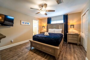 3 bedrooms, desk, iron/ironing board, travel cot