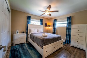 3 bedrooms, desk, iron/ironing board, travel crib - Aqua Villa – Charming 3BR/2BA Home, Private Pool, Lanai, & Smart Amenities (Tampa)