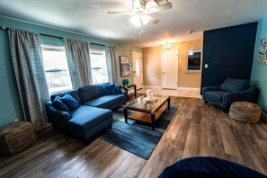 Smart TV - Aqua Villa – Charming 3BR/2BA Home, Private Pool, Lanai, & Smart Amenities (Tampa)