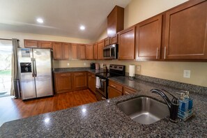 Refrigerador, microondas, horno, placa de cocina