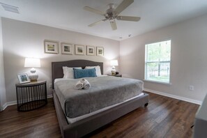 3 bedrooms, desk, iron/ironing board, WiFi