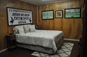 1 habitación, tabla de planchar con plancha y ropa de cama 