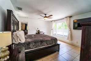 3 bedrooms, desk, iron/ironing board, travel cot