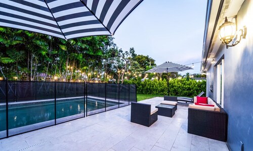 Grey Manor – Spacious 3BR/2BA Hallandale Home, Heated Pool & Smart Amenities