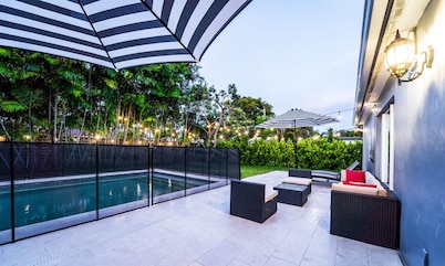 Grey Manor – Spacious 3BR/2BA Hallandale Home, Heated Pool & Smart Amenities