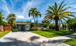 Exterior - Grey Manor – Spacious 3BR/2BA Hallandale Home, Heated Pool & Smart Amenities (Hallandale Beach)