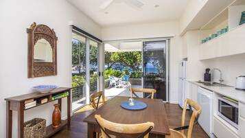 Réfrigérateur, micro-ondes, plaque de cuisson, lave-vaisselle