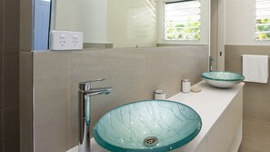 Bathtub - Reflections Turquoise Villa 4 (Picnic Bay)
