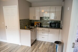 Fridge, microwave, oven, stovetop - Luxury Apt , w/2 bath -Perfect for large groups!! (Dublin 1)