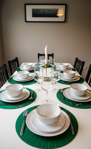 Dining - Luxury Apt , w/2 bath -Perfect for large groups!! (Dublin 1)