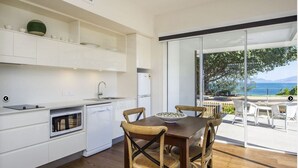 Geladeira, fogão, cooktop, lava-louças