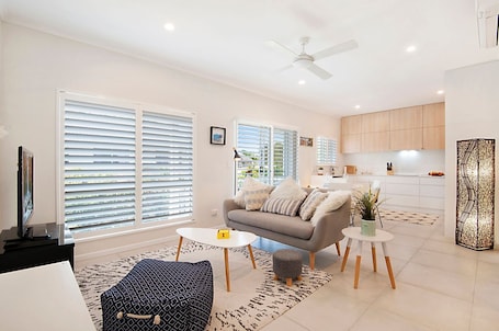 TV, DVD player, books, stereo. Sunny 2 bedroom 1 bathroom, north facing balcony free use bikes & kayaks & wifi