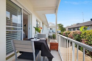 Outdoor dining - Sunny 2 bedroom 1 bathroom,  north facing balcony free use bikes & kayaks & wifi (Noosaville)