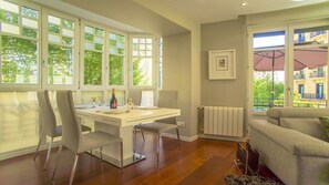 Dining - Downtown Apartment Desing (Donostia)