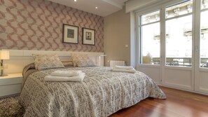 2 soverom, skrivebord, lydisolert og strykejern/-brett