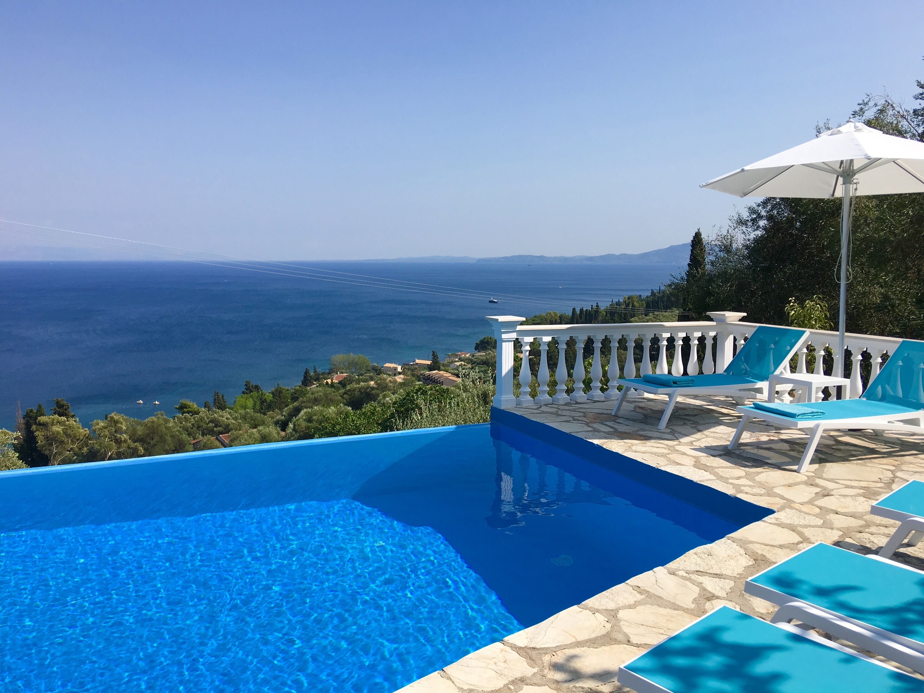 Piscine extérieure, piscine à débordement