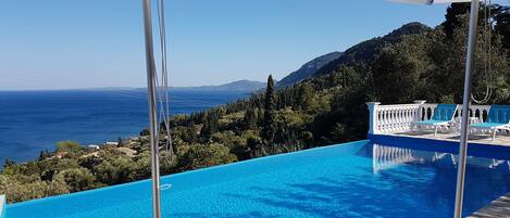 Außenpool, Infinity-Pool