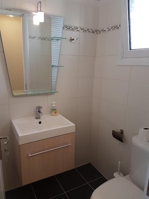 Shower, hair dryer, towels, toilet paper