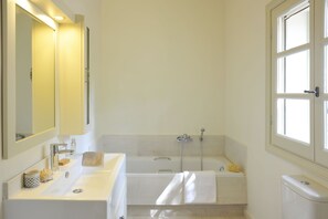 Hårtork, handdukar och toalettpapper