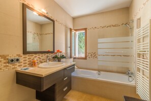 Combined shower/bathtub, hair dryer, towels, soap - Can Fiol Port, Villa 5StarsHome Mallorca (Portocolom)