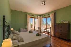 4 bedrooms, in-room safe, iron/ironing board, free WiFi