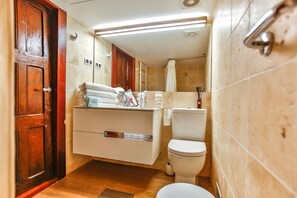 Ensemble douche/baignoire, sèche-cheveux, serviettes fournies