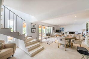 TV, peis, bordtennis og bøker