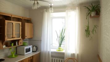 Frigorífico, microondas, horno y placa de cocina