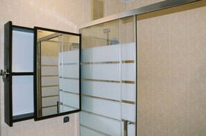 Ensemble douche/baignoire, sèche-cheveux, serviettes fournies