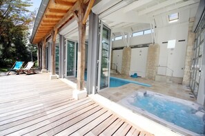 室内游泳池，室外游泳池