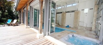 Ferme de charme pour 20 personnes: piscines intérieure et extérieure chauffées, jacuzzi, tennis, climatisation