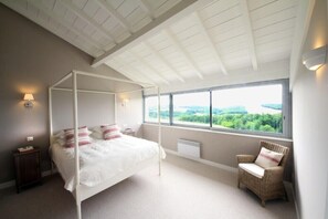 10 habitaciones, tabla de planchar con plancha y cuna de viaje 