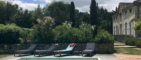 من حمّامات السباحة المغطاة، حمّام سباحة خارجي