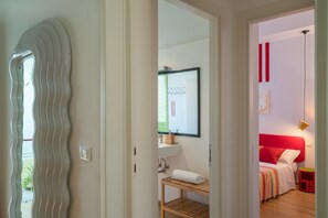 Doppelzimmer (60s) | Daunenbettdecken, Minibar, individuell dekoriert