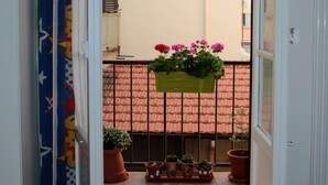 A balcony with potted plants and a hanging flower pot. - Zip b&b in Florence (Florence)