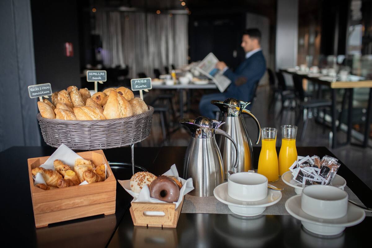 Ein Frühstücksbuffet mit Brot, Gebäck und Kaffee.