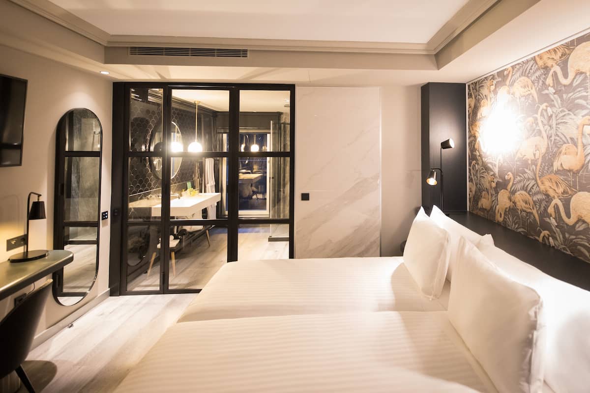 1 bedroom, down duvets, minibar, desk