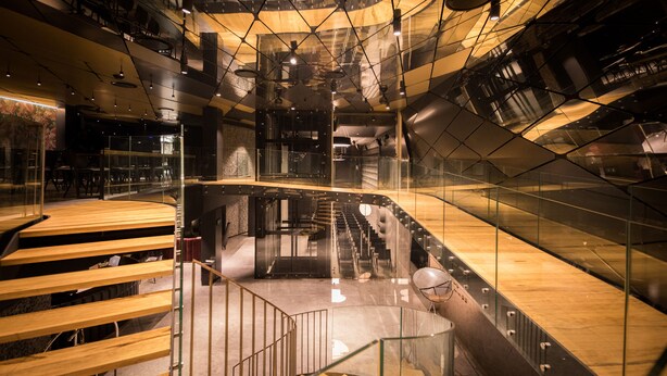 A modern interior with a central staircase, glass railings, and a wooden floor. - Hotel Silken Saaj Las Palmas (Las Palmas de Gran Canaria)