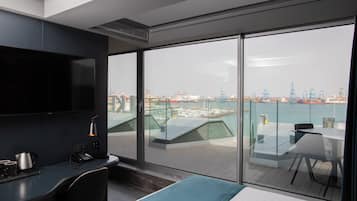 1 habitación, cubrecamas, minibar y escritorio