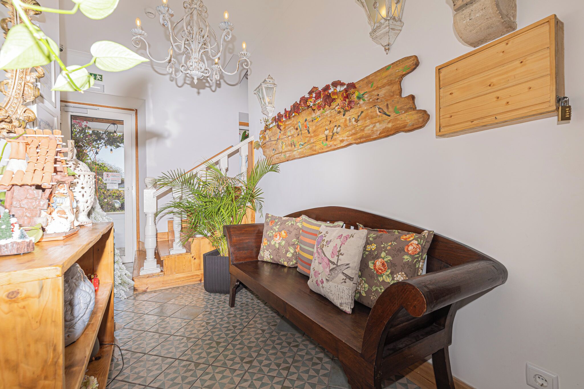 Lobby lounge