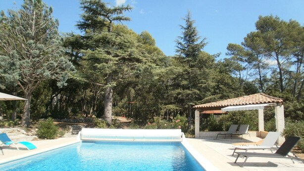 A swimming pool with lounge chairs and a pergola, surrounded by trees. - Air cond. panoramic view, 12x6 swimming pool, diving board, on 2 hectares, quiet (Lorgues)